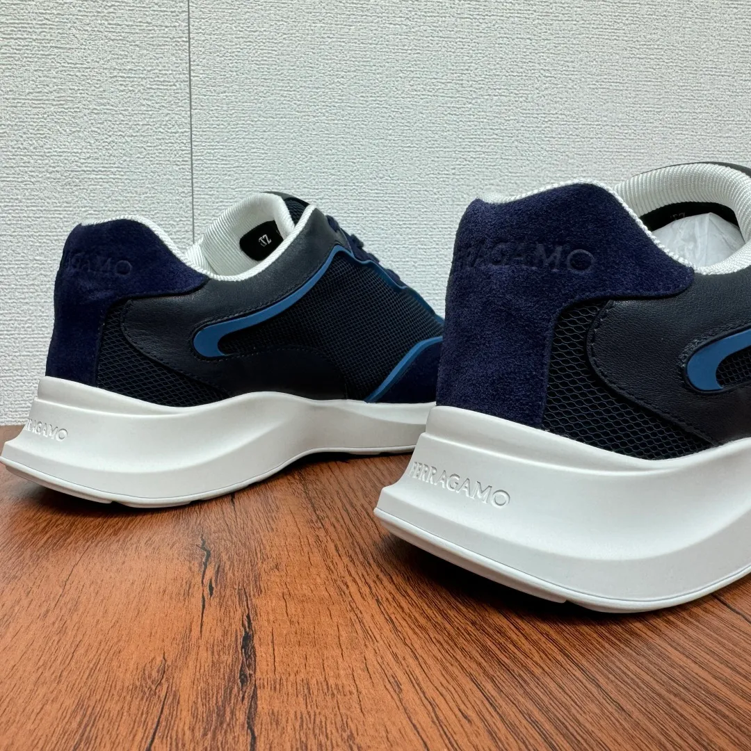 [Ferragamo] Top P: 720💰 Size: 39~44 (38 45 custom-made, non-returnable) Ferragam/Ferragamo Cancini buckle men's low-top casual shoes Spring and summer official website synchronized new thick-soled versatile sports shoes for men This urban-style casual shoe boldly combines a variety of fabrics, cleverly using high-tech mesh fabrics and smooth leather to create a unique high-end look, with side dropouts Cancini buckle, padded collar and tongue, and eye-catching lightweight rubber sole make the design even more sophisticated! The perfect blend of style and comfort. , the shoe body is outlined with exquisite lines, embellished with iconic elements, and equipped with comfortable sole technology to boost your pace. Whether you are walking on the street or exercising, you can show your extraordinary charm. .